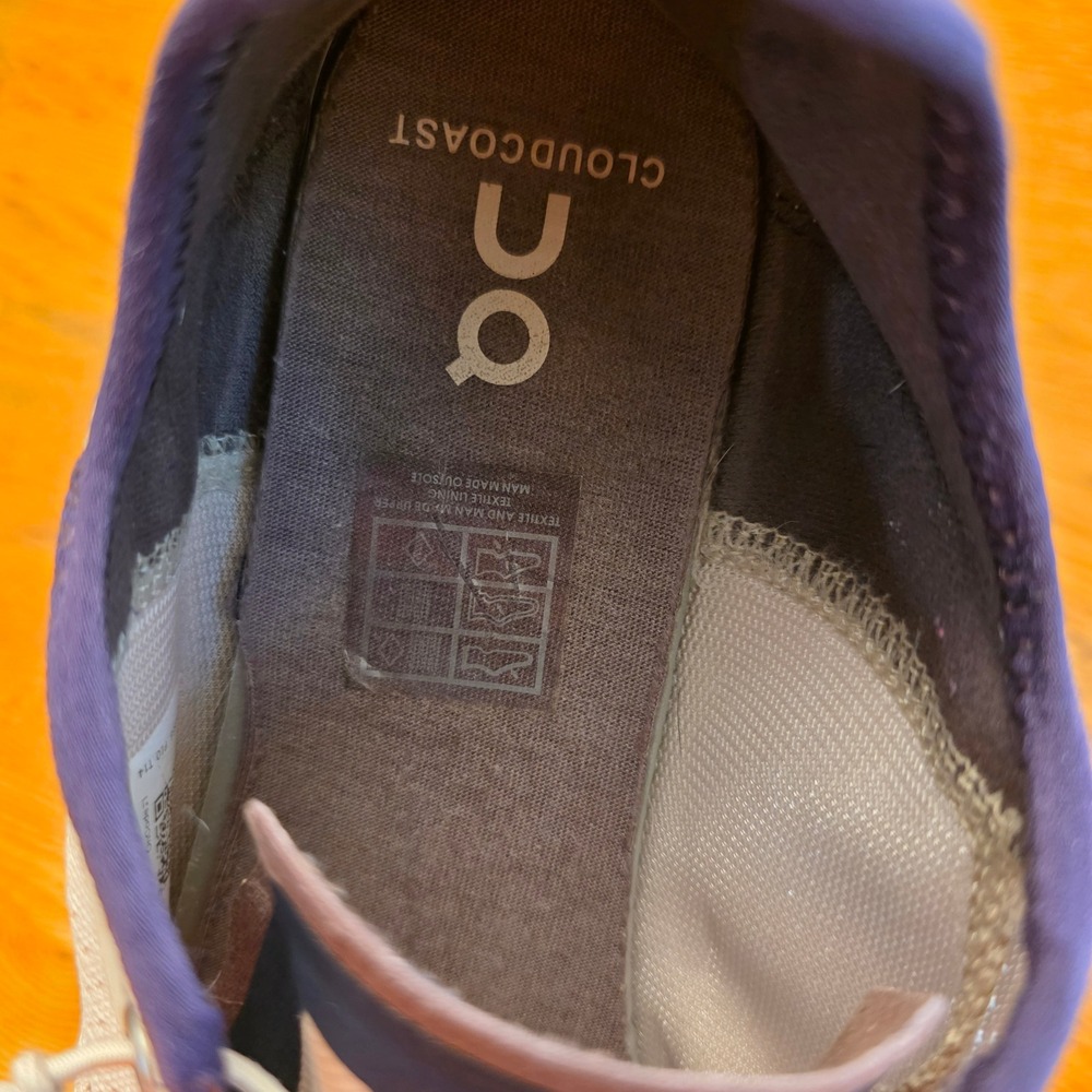 On Cloud 5 Coast Sand Mulberry Size 8.5 Running Shoes Lightweight Round Toe - Picture 5 of 9